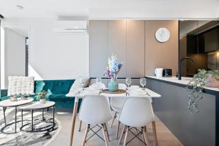 Spacious 2BR by Southern Cross, Pool, Gym, CBD - 2