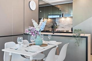 Spacious 2BR by Southern Cross, Pool, Gym, CBD - 1