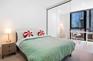 Spacious 2BR by Southern Cross, Pool, Gym, CBD - 4