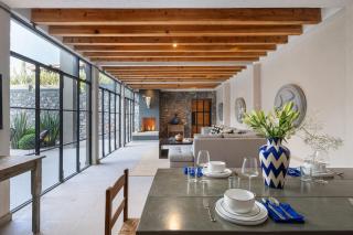 The Glasshouse, Contemporary 5BR Home with Pool & Rooftop - 9