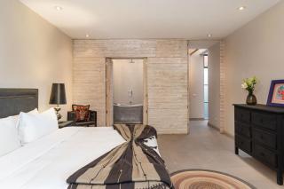 The Glasshouse, Contemporary 5BR Home with Pool & Rooftop - 3