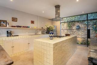 The Glasshouse, Contemporary 5BR Home with Pool & Rooftop - 3