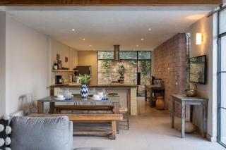 The Glasshouse, Contemporary 5BR Home with Pool & Rooftop - 2