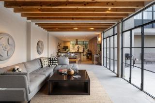 The Glasshouse, Contemporary 5BR Home with Pool & Rooftop - 4