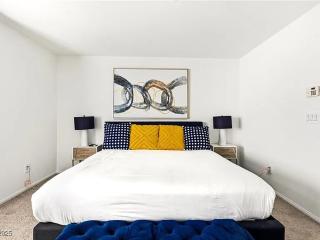 Florentine Poolside Oasis | 5-Bedroom Retreat Near Las Vegas by StayLage - 8