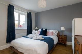 Modern 4-Bed Family Home with 5 Beds & Parking - 6
