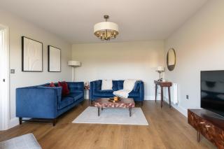 Modern 4-Bed Family Home with 5 Beds & Parking - 5