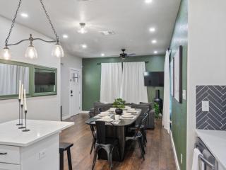 Botanical Oasis near Riverwalk - Sleeps 12 - 5