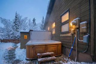 Mountain Chalet Just Blocks from Gondola and Main St - 7