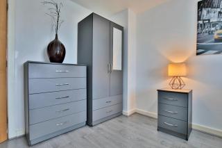 City Apartment, Free Parking, by NMB Property - 2