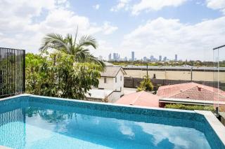 Beautiful 2 Story, 4 Bed House, Pool & City Views - 0