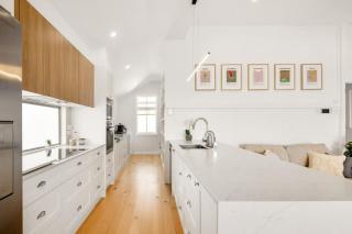 Beautiful 2 Story, 4 Bed House, Pool & City Views - 7