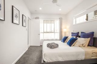 Beautiful 2 Story, 4 Bed House, Pool & City Views - 6