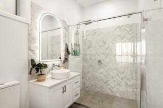 Beautiful 2 Story, 4 Bed House, Pool & City Views - 5