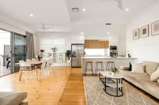 Beautiful 2 Story, 4 Bed House, Pool & City Views - 4