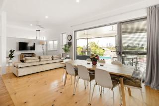 Beautiful 2 Story, 4 Bed House, Pool & City Views - 3