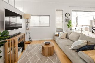 Beautiful 2 Story, 4 Bed House, Pool & City Views - 2