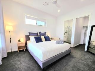 Beautiful 2 Story, 4 Bed House, Pool & City Views - 1