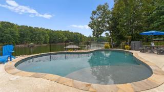Whitetail Cove by AvantStay Lakefront w Pool Private Dock Sleeps 20 - Terrell - 3