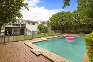 Leafy Hawthorne Haven Pool Gym & City Convenience - 8