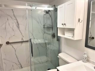 Breakers 221 - Walk to Beach, Shops and Dining - 3