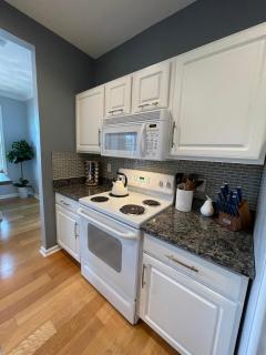 Lovely 2-bedroom condo, close to beaches - 2