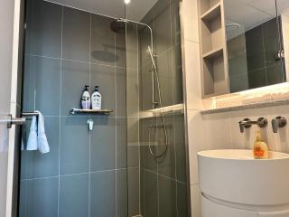 380 Melbourne - High-Rise City View Apt in CBD - 1