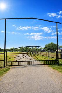 Cherry Creek Cottages Peaceful Farm Stay Fire Pit Pet-Friendly Room to Gather - 9
