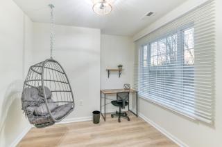 Hilltop Hideaway - Pool - Jacuzzi - Ping Pong - 12 guests - Fireplace - Mountain Views - Pets are allowed by request - 3