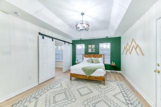 Hilltop Hideaway - Pool - Jacuzzi - Ping Pong - 12 guests - Fireplace - Mountain Views - Pets are allowed by request - 4