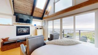 Spectacular Oceanfront Studio with Hot Tub & Loft - 2
