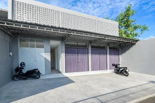 RedDoorz near Exit Toll PIK 2 - 9