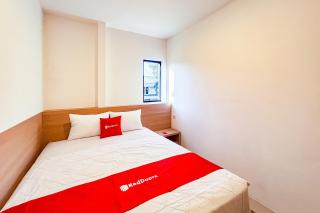 RedDoorz near Exit Toll PIK 2 - 5