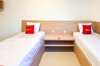 RedDoorz near Exit Toll PIK 2 - 3