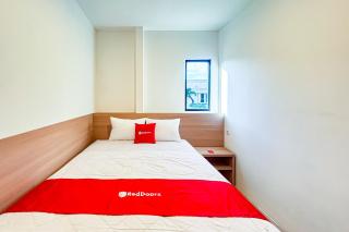 RedDoorz near Exit Toll PIK 2 - 2