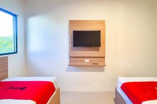 RedDoorz near Exit Toll PIK 2 - 1