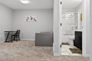 modern 3bedroom space sleeps 6 free parking - 1