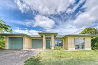 Relaxing 3BR Home by Wattle Downs Reserve - 9