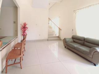 RedDoorz near UNESA Citraland Surabaya - 1