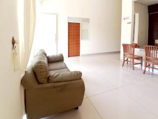 RedDoorz near UNESA Citraland Surabaya - 5