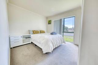 Relaxing 3BR Home by Wattle Downs Reserve - 2