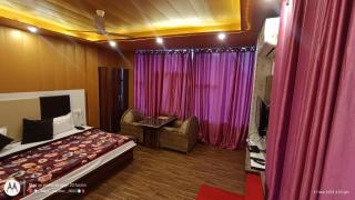 Hotel Pine View Villa - 2