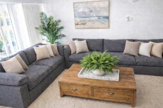 Central 2BR Townhouse - Walk to Strand CBD - 9