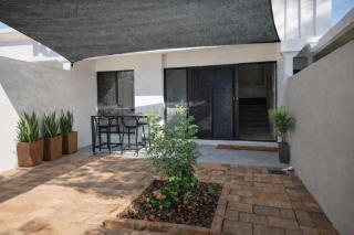 Central 2BR Townhouse - Walk to Strand CBD - 8