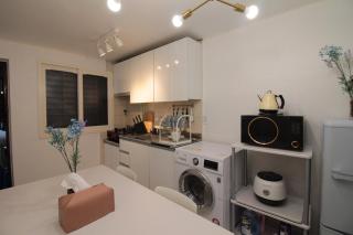5 Min walk from Hongik Univ Exit3 2 Room, 3 beds ,MAX 6 PPL, 2nd floor - 1