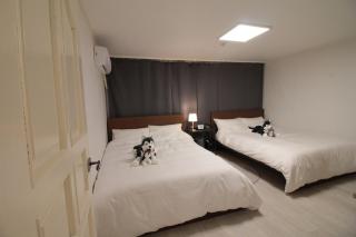 5 Min walk from Hongik Univ Exit3 2 Room, 3 beds ,MAX 6 PPL, 2nd floor - 8
