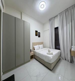 Luxury Apartment with Pool Gym & Free Parking at Equiti Gates Jebel Ali - 4