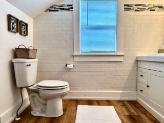 A Calm, Stylish Retreat - Steps to Lake, Downtown, and Surf District - 8