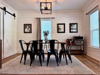 A Calm, Stylish Retreat - Steps to Lake, Downtown, and Surf District - 7