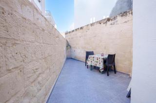 S74 - Cosy 2 Bedroom Maisonette - 2